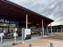 最後は道の駅　とよおかマルシェへ。この辺は松茸がよく採れるようで松茸が解禁され大量に販売されていてみんなどんどん買っていくのでビックリ。