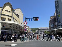 京都はカンカン照りで、暑い～！

ホテル近くのドラッグストアで差し入れのドリンク剤買って
タクシー拾ってコンサート会場へ
