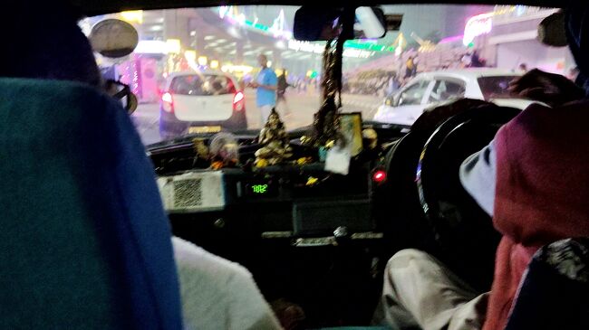 ボロボロタクシー内。ハンドル横の赤ランプはずっーと点きっぱなし、時々警告音も鳴る