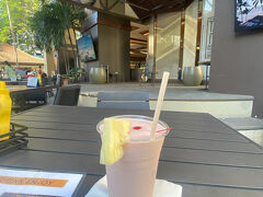 例えば、タパ・バーでスムージーを頼んだり…。
