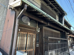こちらも大崎家という町家、保存されています。
材木商を営んでいた大崎卯平が明治３８年から４３年ころにかけて建てた木造二階建ての建物です。