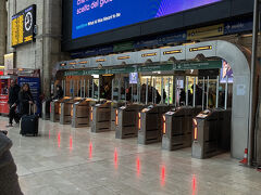 ホームに入るためのセキュリティゲート。
乗車券のQRコードをかざす。
レジョナーレに乗る場合は別途、乗車券のバリデーションが必要。