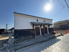 蔵があります。松宗蔵。

海産物商で栄えた田尻家の蔵でした。
１８２３年に建造されています。

蔵の中は改造されていて、イベントなどにも使われているようです。

