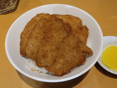 3枚カツ丼。
サクっと香ばしく、甘辛のタレもなかなか。肉もやわらかで美味しかったです。
