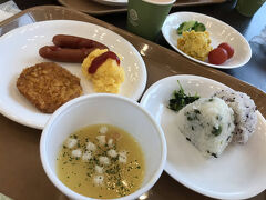 東横インの朝食バイキング。
エレベーター前のロビーに、
朝食会場を無理矢理作った感じで、
環境がイマイチ。