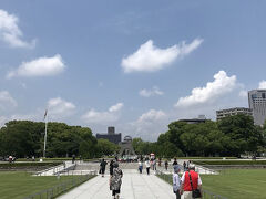 原爆死没者慰霊碑まで続く、
真っ直ぐで真っ白い通路。