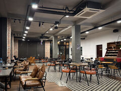 近くに24時間営業のカフェがあったので
ここで夜があけるまで過ごす

しかしここ・・朝5時に若いひとたちが
PC持ち込んでる人多くて驚いたのだけど

仕事? 株?
家にネット環境がなくてここにいるとしても
朝早くからここにいるのはなぜなのだろう