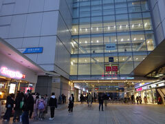 新幹線で東京へ！そして東海道線で新横浜のホテルにチェックインした後、横浜線、小田急線で東林間までやってきました。街並みを懐かしみながらの散歩！
そして子育て時代の友人宅へ♪　親しくしていたご夫婦やほかの友人たちとの楽しいおしゃべりの時間を過ごして、車で送ってくださるという申し出を辞退して、今度は相模大野駅までてくてく歩きました。相模大野駅のまわりは発展して、我々はすっかり浦島太郎だ～～！！
それにしても新潟を朝ゆっくり出発したにも関わらず日が暮れる前にここまで充実した時間が過ごせたことにも驚きました。