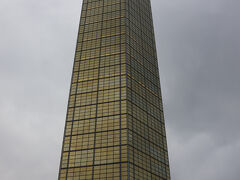 宇多津駅からタクシーでゴールドタワーへやってきました。
その名の通り、タワーの壁面が金色に輝いています。
タクシーの運転手さん曰く、晴れているともっと金色に見えるのだとか。