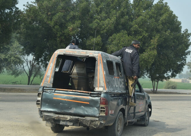 (2)警察車両先導で出発(第2日目　1/12  13:40)<br />〇「AK47」小銃を所持。(日本でこんな光景見れるかなぁ～)<br />〇感じの良い明るくて優しそうな「お巡りさん」に「安堵」する。<br />〇目が合ったら「ニコッ」と、笑ってくれる。