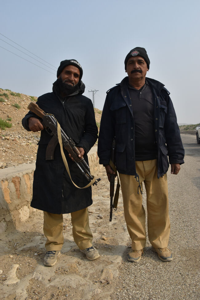 (3)同行の「シンド州」のお巡りさん(1/12 15:00)<br />〇「ゴラークヒル」に向かう途中で小休止。<br />〇「引き金」に指・・・。やっぱり「銃」が気になる。(頼むから、くれぐれもこちらに銃口を向けないでね・・・と、"心の中でささやく")