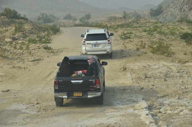 (4)ガタゴト道を「ゴラークヒル」に向かう(1/12 15:10)<br />〇山岳部に入り道は険しく悪路。揺れるは揺れる!!<br />〇お巡りさんはより大変だと思う。しかも「埃」もいっぱいするし・・・(「お気の毒」という他はない)