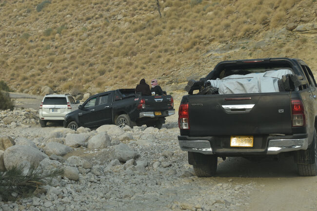 (5)ゴラークヒルに向かう途中の道路は決壊ありのガレ場(1/12 15:30)<br />〇揺れる!!揺れる!!　