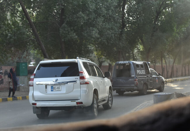 (6)「警察車両」の先導(1/14 『第4日目』16:30)<br />〇「モヘンジョダロ」から「ハイデラバード」へ向かう途中。