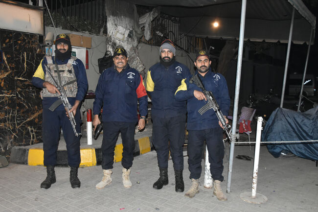 (7)ハイデラバード「THANDI SARAK HYDERABAD」(宿泊ホテル)警戒中の「お巡りさん」(1/15『第5日目』6:30)<br />〇皆が「銃」を所持。<br />〇徹宵警戒中だった。<br />〇顔は怖いが(笑)挨拶すると皆優しく頼もしい!!!<br />〇カメラを向けると我先にと集まりポーズをとってくれた。でも引き金にかかる指が・・・気にならないではない。