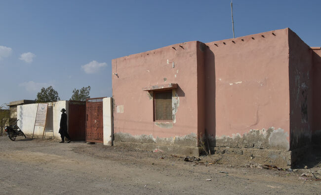 (9)警察署(名称？)(1/15  15:00 )<br />〇「ガダニ船舶解体場」を見た後に「警察署」に立ち寄り(※現地ガイドのみが署内へ)した。