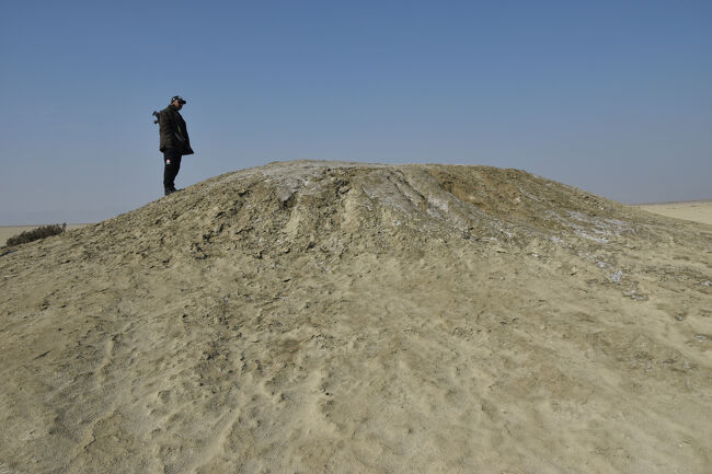 (10)「ミニ泥火山地帯」で警戒中の「お巡りさん」(1/17 『第7日目)』14:50)<br />〇警戒の目を光らしている(この姿に安心する!!!)。