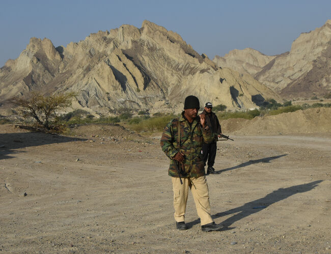 (11)「モラベット」で警戒中の「お巡りさん」(1/18 9:00)<br />〇剣山みたいな泥山が連なる超絶景地帯に停車。<br />〇小さなお店が一軒あった。
