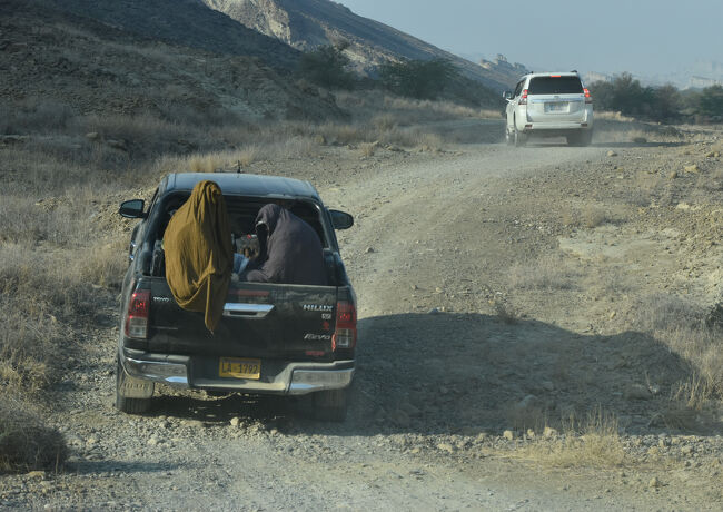 (12)「バローチ族の村」の「学校」へ向かう途中(1/18『第8日目』  9:20)<br />〇ランクル車は悪路を進むため車体は揺れるわ!!揺れる!!!