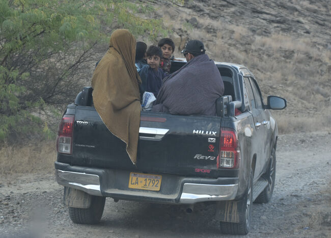 (13)道中、通学中の子供たちと遭遇(1/18 9:30)<br />〇「お巡りさん」の乗ったランクル車に乗せ学校に向かう。<br />〇"子供たちは大喜び!!"<br />〇"お巡りさんの顔もほころぶ"<br /><br />【この後、バローチ族の村の小学校に立寄りノートや鉛筆などの「教材」を、生徒個人にそれぞれあげた～"大変喜んでくれた"　】(後編で投稿予定)