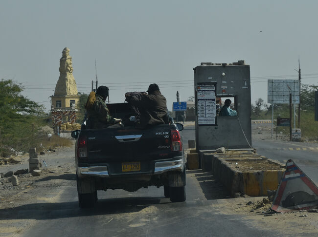 (14)まもなく州の境界「ゼロポイント」(※ここでパロチスタン州もおわりこの先シンド州に入る)に到着する(1/18 『第8日目』 12:05)