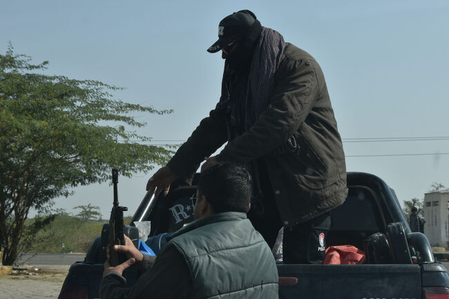 (15)お巡りさん降車(1/18 12:10)<br />〇この先は「シンド州」に入るので「お巡りさん」はここで降車。<br />〇1/15～1/18まで我々と行動をともにし、警戒して頂いた。<br /><br />【この後、我々は「カラチ」市内へ向かうが、途中において「警察車両」の先導を受けながら無事に「カラチ」に到着した】<br />