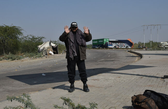 (16)お世話になった「お巡りさん」との別れ(1/18　 12:20)<br />〇皆で手を振り、日本語で「ありがとう!!」と言って別れた。完璧な護衛体制を敷いて頂いた。("感謝しかない")<br /><br />《以上が警戒従事中の「警察官」編である。なお、警察官の写真はまだまだあるも、割愛する》