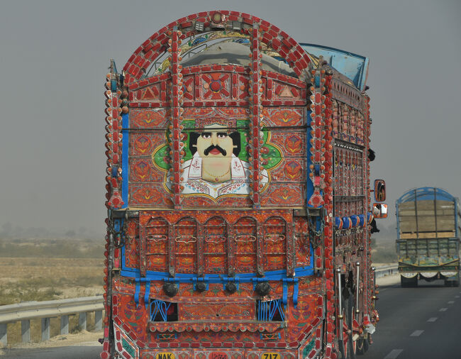 (17)インダスハイウェイを走行中の『デコトラ』(1/12「第2日目」)<br />〇5年ぶりに見る「デコトラ」、懐かしい!!<br /><br />【道中において沢山の「デコトラ」を見た。以下、その中の一部を投稿する】