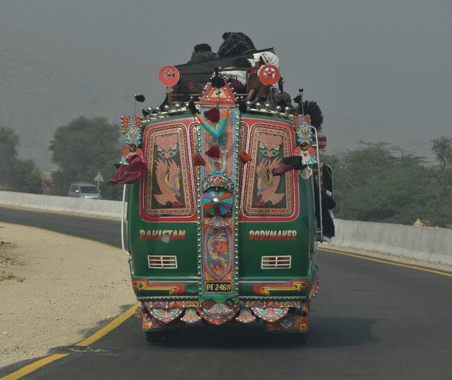 (19)インダスハイウェイを走行中の小型の「デコバス」(？)(1/12「第2日目」)