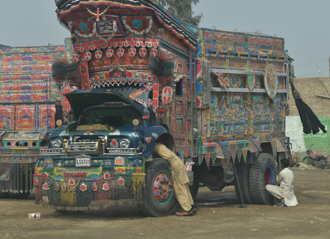 (20)ボンネット型の「デコトラ」を発見(1/12「第2日目」)<br />〇この型が大好きなんだよね～<br />〇修理中のようである。