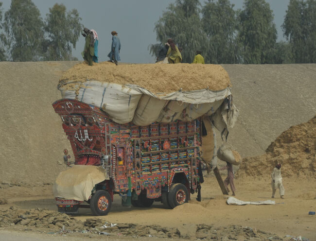 (21)籾殻積込中の「デコトラ」を発見(1/12「第2日目」)<br />〇インダスハイウェイ走行中に右手前方に見た。<br /><br />《1/14(第4日目)に大々的にもみ殻を積込む現場に赴いている。(後編で投稿予定)》