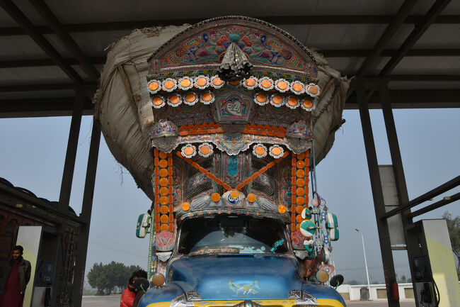 (22)ガソリンスタンドで見たボンネット型「デコトラ」(1/12 『第2日目』)<br />〇籾殻を積んでいるようだ。("積荷が屋根まで届きそう")