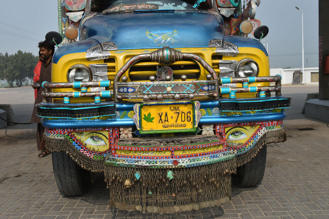 (23)前「22番」の「デコトラ」前部(1/12「第2日目』)を撮影<br />〇「デコトラ」には「ボンネット型」が似合うような気がする。　"いいね"・