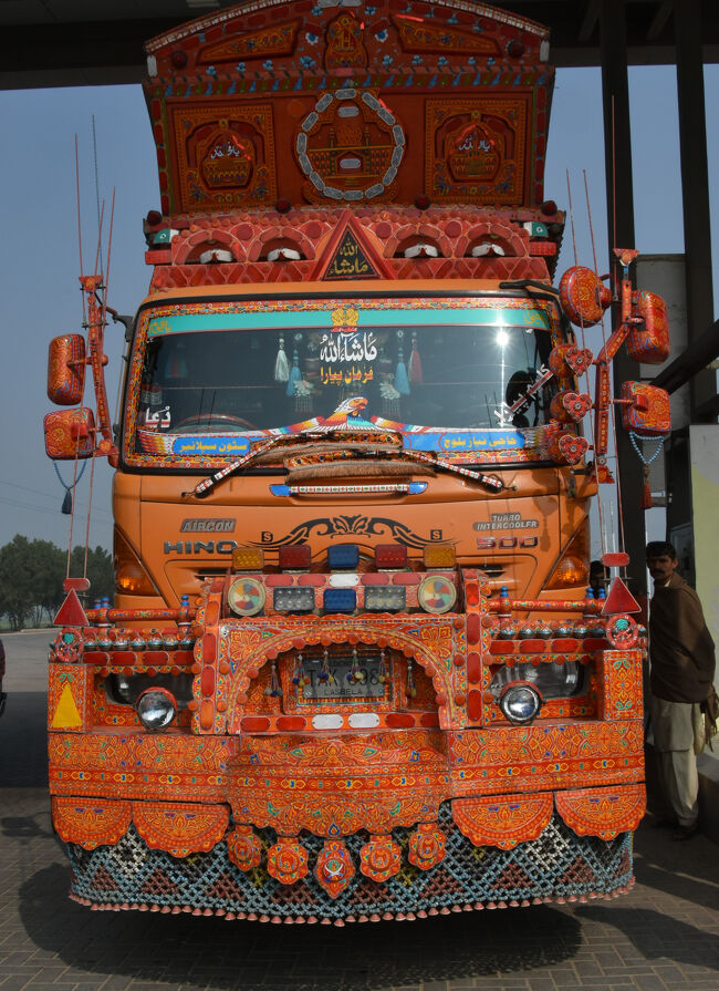 (27)ガソリンスタンドに入ってきた「デコトラ」(1/14「第4日目」13:40)<br />〇大方のデコトラはこの「色」が多い。日本の「日野自動車」製。<br />〇ボディーを除くすべてを日本の「日野自動車」から輸入するらしい。ボディーだけはパキスタンで製造しているものを取付するという・・・(ガイド談)<br />〇装飾品で美しく飾るは長期間家を留守するに際し愛する「妻」「彼女」と常に一緒だという意味があるという。運転手は全財産をつぎこむとか・・・。<br />〇《もうひとつの理由》綺麗に着飾った「デコトラ」程・・・"仕事を貰える"という・・・～"何かこっちの方が本当のように聞こえもしたが"・・・(ガイド談)