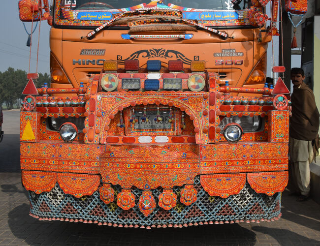 (28)前「27」番の「デコトラ」前部を撮影