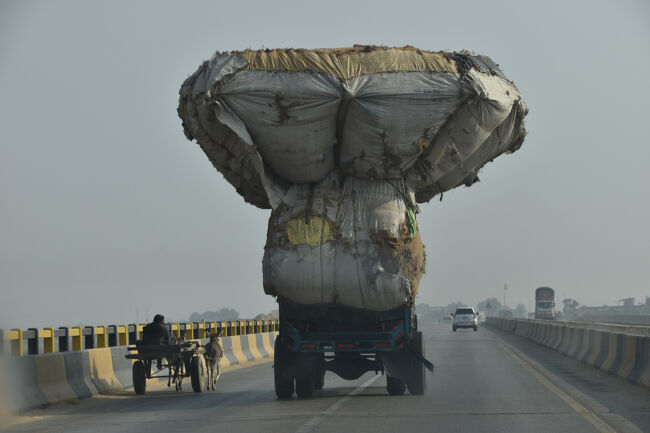 (29)籾殻を積んだ「デコトラ」が目に付く・・・　(1/14『第5日目』14:50)<br />〇風に煽られて・・・横転しないか・・・心配!!!。