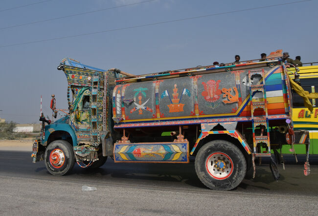 (30)タンクローリーの「デコトラ」発見(1/15『第5日目』11:30)<br />〇カラフルなボンネット型タンクローリーを追い抜きざまに見た。