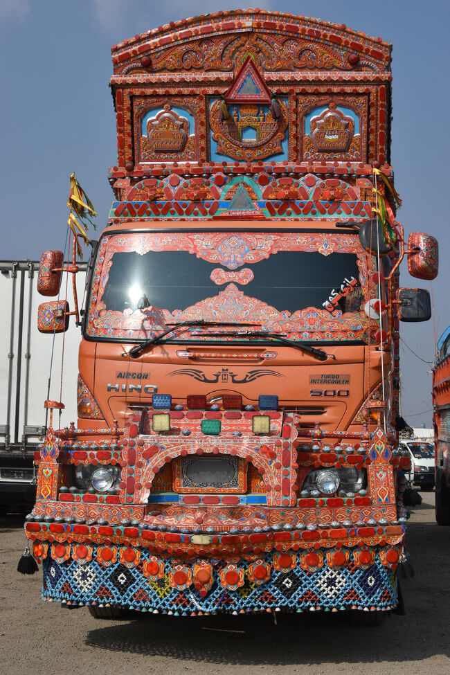 (31)レストラン(昼食)の駐車場に「デコトラ」が大集結(1/15　14:00)<br />〇10台以上停車中の「デコトラ」の中から撮影した。<br /><br />※「ハイデラバード」から「ヒンゴル国立公園(泥火山)」へ向かう途中のレストランで昼食。