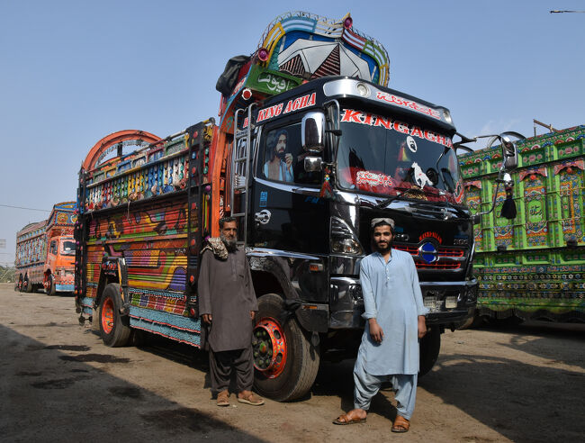 (34)前「31」「32」「33」番と同じ<br />〇運転者が「俺も入れて撮ってくれ!!」と自慢車を誇示する。(言葉が通じたら面白い本音の話が聞けると思うのだが・・・残念!!)