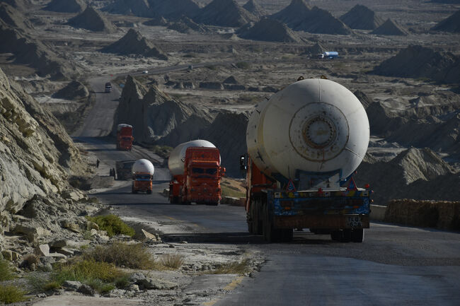 (35)『ブジ峠』に向かって急峻な坂道を上る「デコトラ」と、下る「タンクローリー」(1/16『第6日目』10:00)<br />〇この地は(撮影場所)は泥山の展望地で我々は一旦降車する。<br />〇車は、上るも下るも「ゆっくり」「ゆっくり」!!