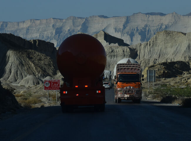 (36)すれ違うすべての車が装飾している(程度の差はあるが・・・)(1/16 10:10)