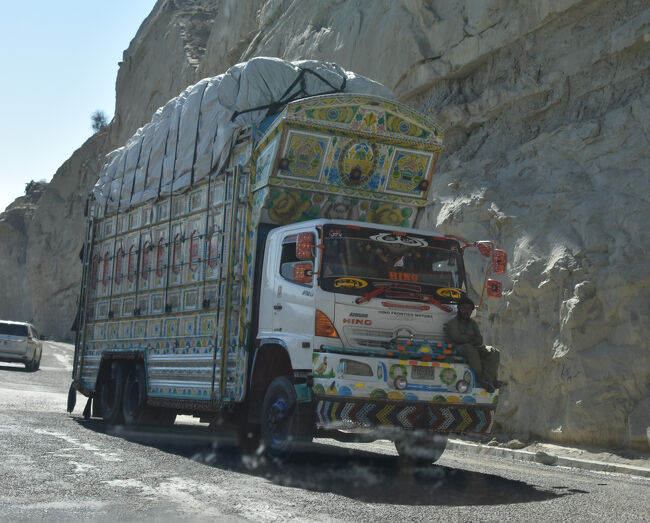 (37)急峻な坂道を上って来る『デコトラ』(1/16　11:30)<br />〇我々は『ブジ峠』を往復しての帰り。一旦降車。<br />〇バンパーの上に「人間」様が・・・("危なくない"(？))<br />《日本では・・・こんなことしないよなぁ～　したらすぐに捕まるのが落ち!!》