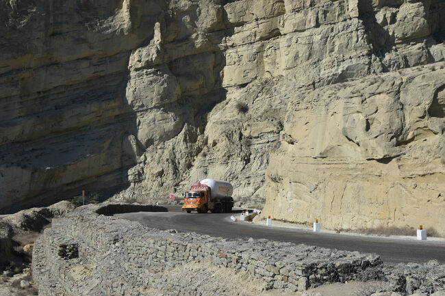 (38)急峻な坂道を上がってくる『デコトラ』(1/16  11:40)<br />〇前「37」番同様、我々は『ブジ峠』を往復しての帰り。<br />〇「頑張れー」と、つい声を出したくなる。