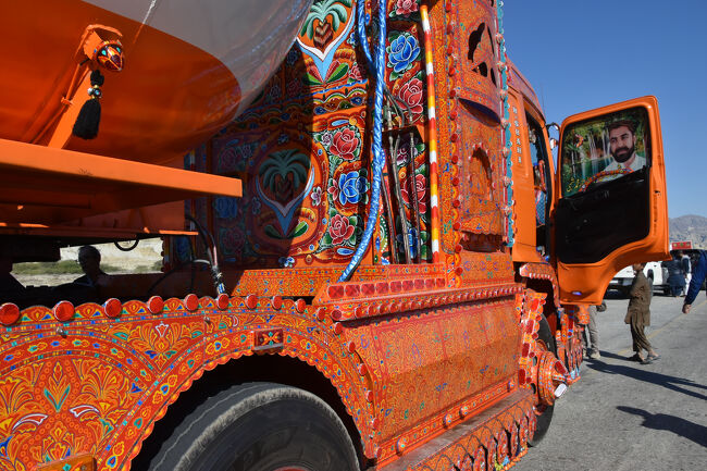 (39)『デコトラ』は美しい(1/16『第6日目』10:40)<br />〇「ブジ峠」を越えて下った先にあった「ゴールデンピーチ」の道路脇に停車していた『デコトラ』を撮影させてもらった。《"見事という他はない"》