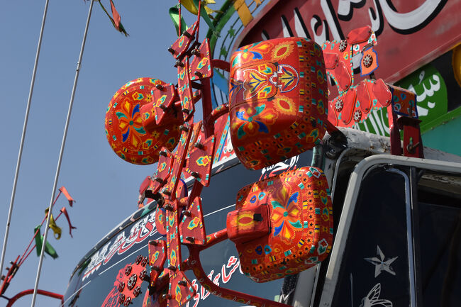 (44)ここまで着飾るかよ～<br /><br />【5年ぶりにパキスタン名物車『デコトラ』を見た。大方の「デコトラ」は日本の「日野自動車」製であった。"日野自動車の皆さん"　皆さんが製造されたトラックはパキスタンの地で頑張ってますよー】