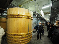 次に最も新しい平和蔵へ。ここでは木樽で仕込んでいるお酒も。