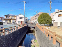 川沿いに 湯らっくす 公園の 足湯があります。
足湯を回っている間に チェックインの時間が迫ってきたので ホテルに戻ることにします