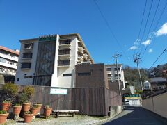 ホテルに戻ってきました
チェックアウトして次のホテルまでの 間に時間があります
一番の 寒い時期なので 外で過ごすのはつらいです。
仕方がないのでホテルのロビーにいました。
