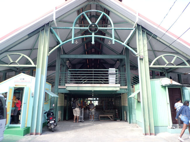 バスターミナルの向かいにはメルカド