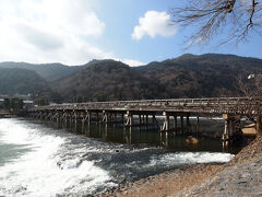 10:48 渡月橋を撮影して、ランチのお店まで移動します。